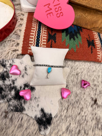 The Cleo charm Pearl strech bracelet