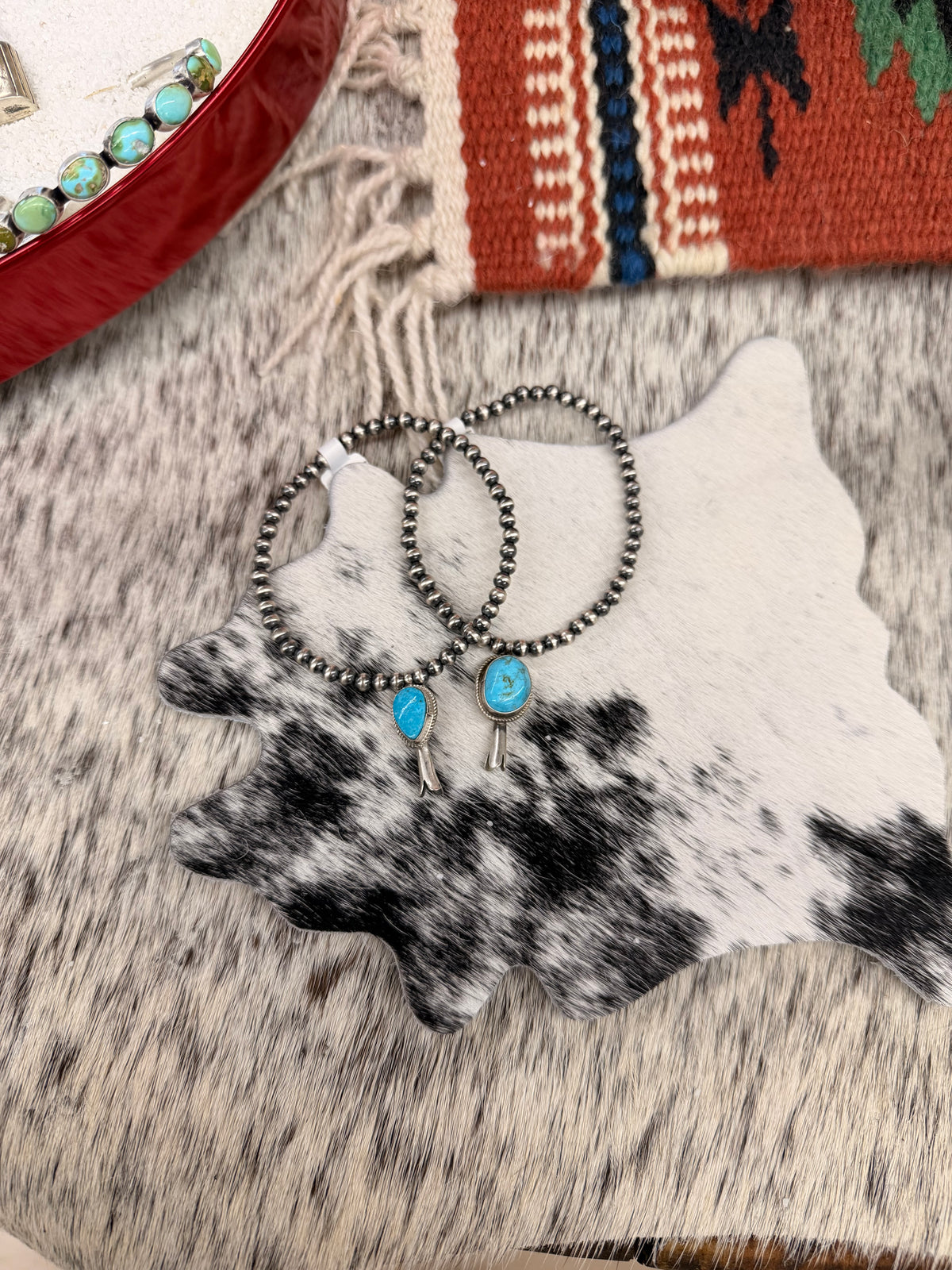 The Cleo charm Pearl strech bracelet