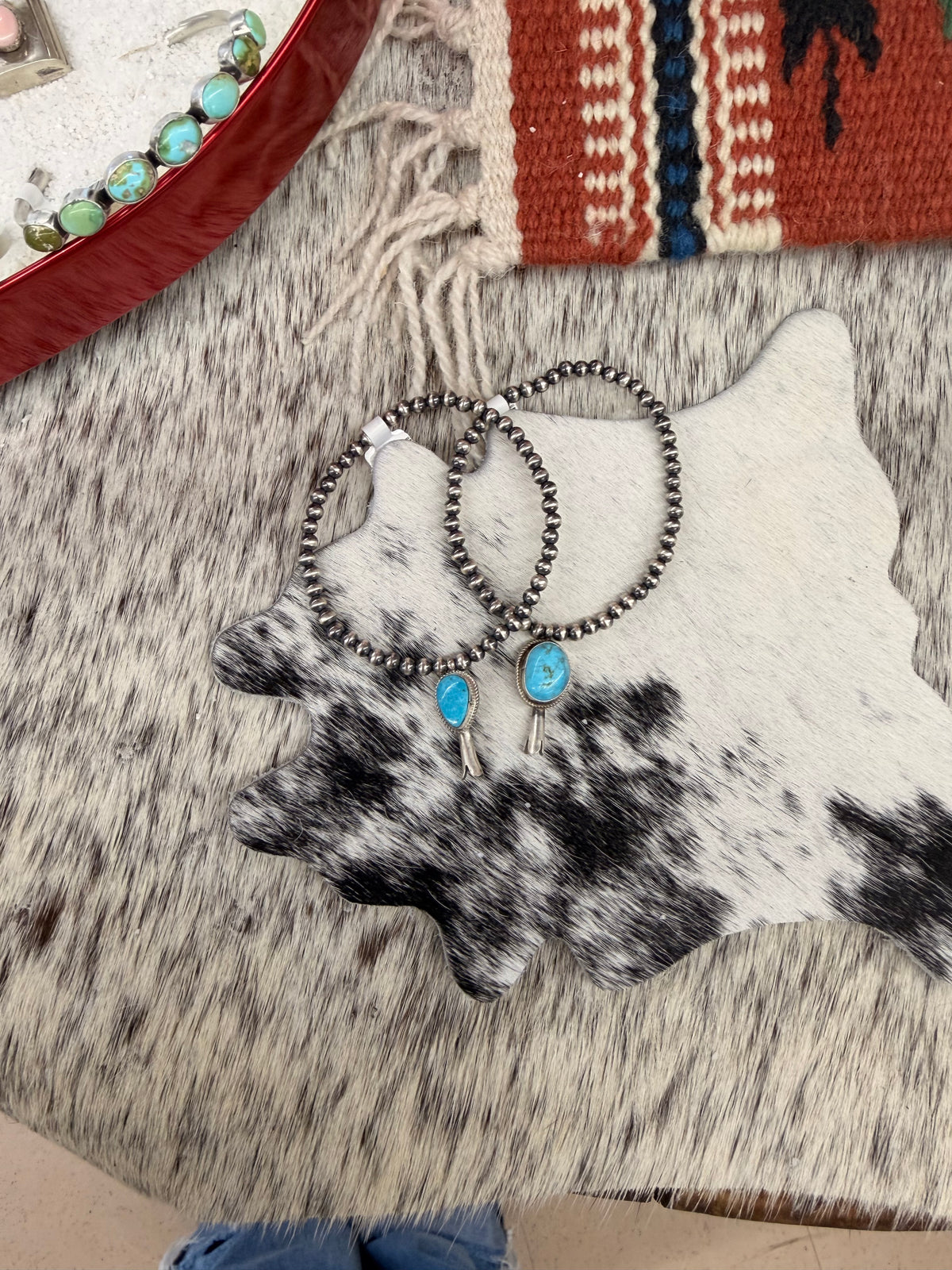 The Cleo charm Pearl strech bracelet